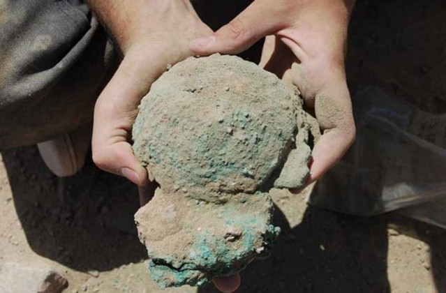 Restos de tres lingotes de cobre encontrados durante la excavación.