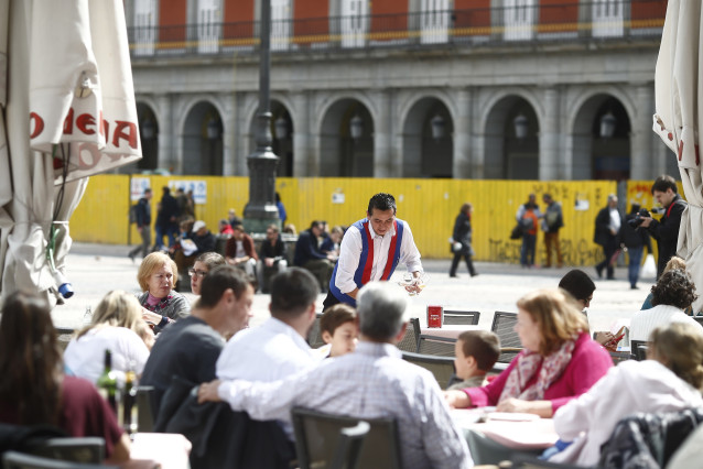 Archivo - Bar, bares, gente, personas, persona, hostelería, turismo en Madrid, turistas, turista, terraza, terrazas, salir, tomar algo, tomando algo, beber, bebiendo, comer, comiendo, camarero, camareros, camarera, camareras, restaurante, restaurantes, Pl