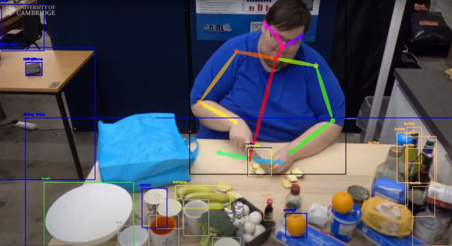 Después de ver un video de un humano demostrando una de las recetas, el robot pudo identificar qué receta se estaba preparando y hacerla.
