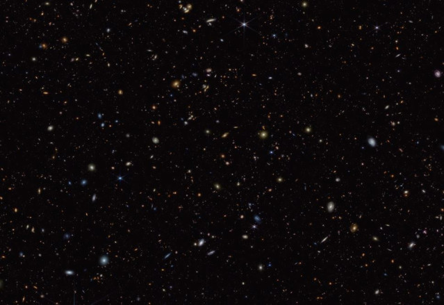 Esta imagen infrarroja del Telescopio Espacial James Webb de la NASA (JWST) fue tomada para el programa JWST Advanced Deep Extragalactic Survey, o JADES.