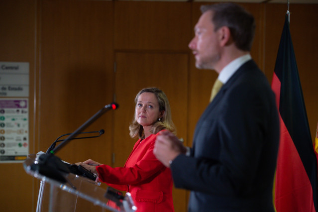 Archivo - La vicepresidenta primera y ministra de Asuntos Económicos y Transformación Digital, Nadia Calviño, y el ministro federal de Finanzas alemán, Christian Lindneren, durante la rueda de prensa, tras su reunión en el Ministerio  de Asuntos Económico