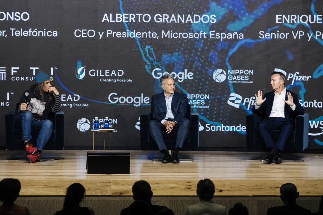 El Chief Digital Officer de Telefónica, Chema Alonso; el CEO y presidente de Microsoft España, Alberto Granados y el Senior VP y presidente de Salesforce, Enrique Polo de Lara, durante el encuentro de Europa Press, ‘Global Trends 2023’.