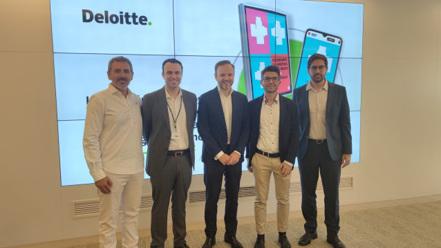 Evento Appcelerate y Deloitte sobre la campaña de marketing. De izquierda a derecha, Adrián Reyes (Appcelerate), Yon Vidaurreta (Deloitte), Álvaro de  Gracia (Appcelerate), Davide Fabrizio (Deloitte) y Carlos Real (Deloitte).