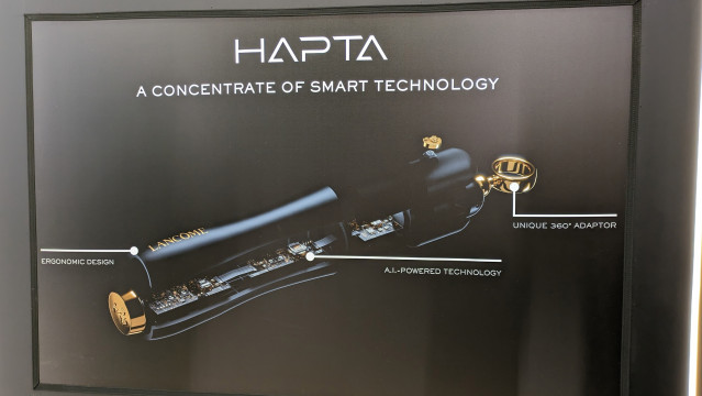 HAPTA, el mango adaptador para sostener el lápiz de labios o la máscara de pestañas y mantenerlo estable en todo momento de Lancôme.