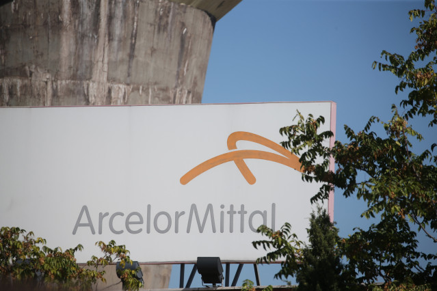 Archivo - Placa de ArcelorMittal en una de sus plantas.