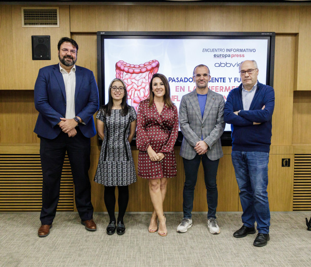 Archivo - (I-D) El pediatra especialista en Gastroenterología y Nutrición Infantil del Hospital Materno Infantil del H.R.U de Málaga, Víctor Manuel Navas; la doctora del Hospital Dr. Balmis, primera presidenta alicantina del Grupo Español de Trabajo en En