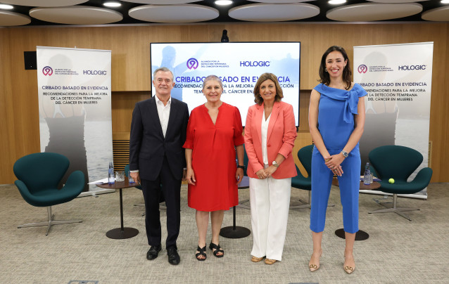 (I-D) El Presidente de SEAP, José Luis Rodríguez Peralto; la presidenta de GEPAC, Begoña Barragán García; la coordinadora de la sección de Prevención y Diagnóstico Precoz de SEOM, Ana Santaballa Bertrán, y la General Manager de Hologic Iberia, Emilia De A