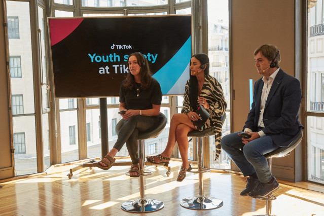 La directora de Política de producto regional de EMEA de TikTok, Emer Cassidy; la experta digital Laura Cuesta; y el fundador y director de Pantallas Amigas, Jorge Flores