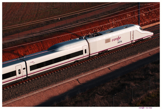 Archivo - Un tren Ave (arxiu)