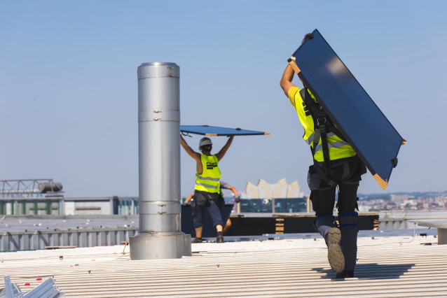 Instalación de paneles solares fabricados en España en la sede de la Comisión Europea.