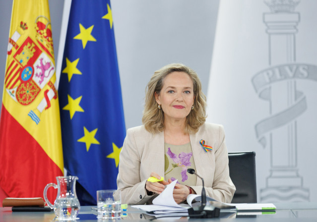 La vicepresidenta primera y ministra de Asuntos Económicos y Transformación Digital, Nadia Calviño, durante una rueda de prensa posterior a la reunión del Consejo de Ministros, en el Palacio de la Moncloa, a 27 de junio de 2023, en Madrid (España). El Con