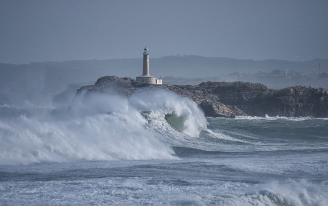 Archivo - La energía de las olas del océano ha estado creciendo a nivel mundial, con una asociación directa entre el calentamiento del mar y el aumento de la energía de las olas