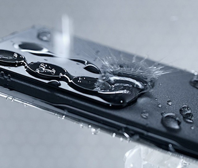 Vivo V29 Lite con gotas de agua en la superficie