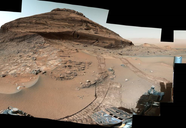 Archivo - Aquí se ve la vista del rover de una colina apodada 'Bolívar', con el cráter Gale vasto piso en la parte superior derecha.