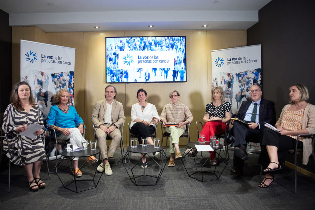 (I-D) La consejera de Comunicación de la Fundación Unoentrecienmil, Gema Ortiz; la presidenta de la Fundación Actitud frente al Cáncer, Ana Casas; el secretario de la Asociación Mama y Ovario Hereditario, Marcelo Ruz; la vicepresidenta de la Asociación Es