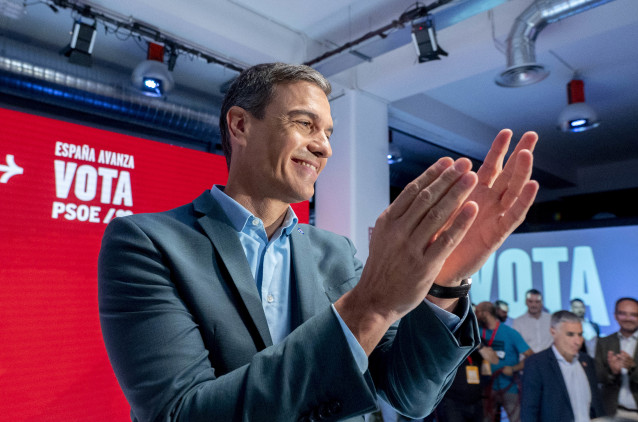 El secretario general del PSOE y presidente del Gobierno, Pedro Sánchez, aplaude a su llegada a la presentación del programa electoral del PSOE para las elecciones generales en Madrid, en el Espacio Próxima Estación, a 7 de julio de 2023, en Madrid (Españ