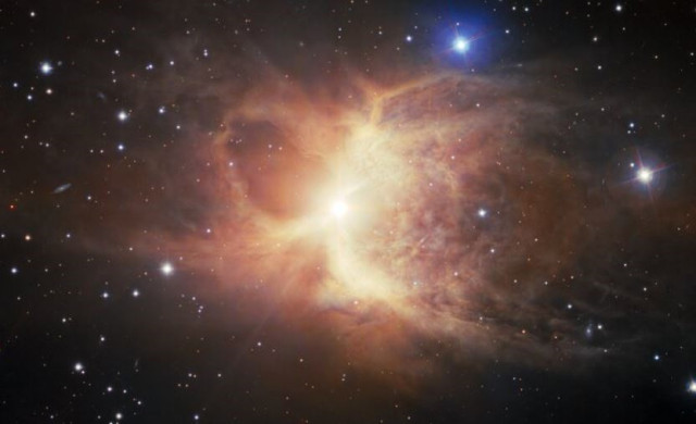 La evidencia sugiere que este objeto se formó por las interacciones entre el gigante rojo moribundo y una estrella compañera ahora destrozada.