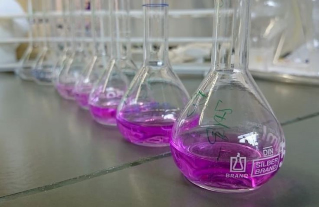 Archivo - Frascos usados en laboratorios