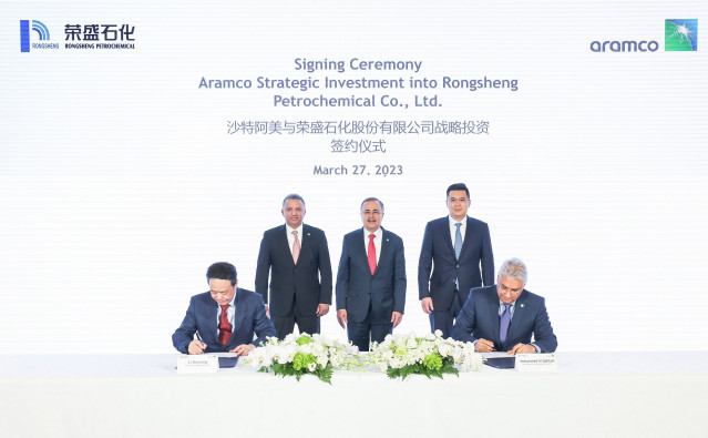 Archivo - Amin H. Nasser, Aramco President & CEO (center), attends the signing ceremony for Aramco’s acquisition of a 10% interest in Rongsheng Petrochemical Co. Ltd.