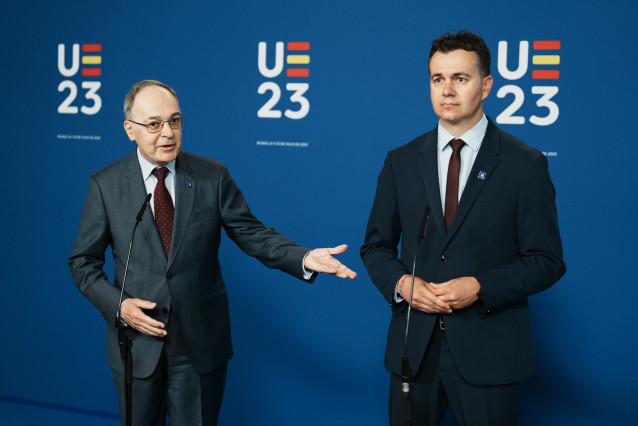 Pascual Navarro, secretario de estado para la Unión Europea, y Héctor Gómez, ministro de industria, comercio y turismo y , en la segunda jornada de la reunión informal de ministros de Consumo de la UE en Bilbao
