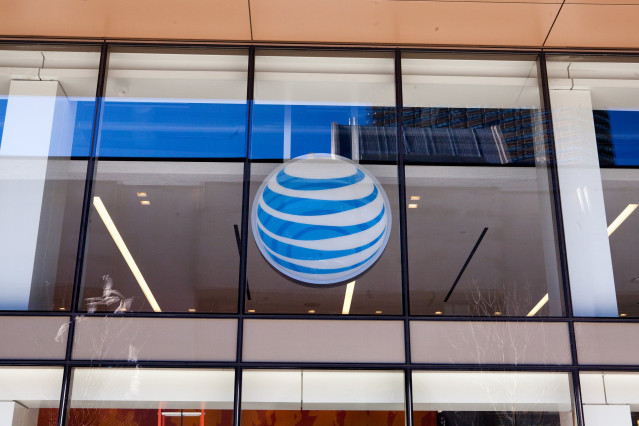 Archivo - Logo de la estadounidense AT&T en una de sus tiendas de Boston.