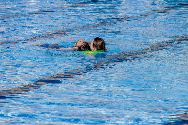 Miembros del SUMMA 112 realizan un simulacro de rescate y reanimación cardiopulmonar (RCP) en caso de ahogamiento, en las Instalaciones Deportivas del Canal de Isabel II, a 25 de julio de 2023, en Madrid (España). Durante el simulacro, a cargo de técnicos