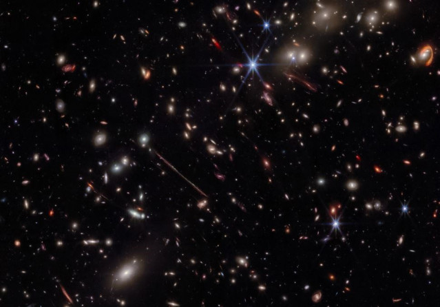 La imagen infrarroja de Webb del cúmulo de galaxias El Gordo revela cientos de galaxias, algunas nunca antes vistas con este nivel de detalle. El Gordo actúa como una lente gravitacional, distorsionando y magnificando la luz de galaxias de fondo distantes