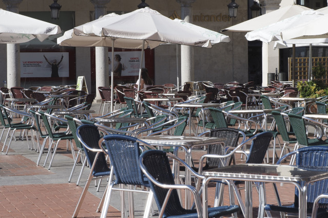 Archivo - Terrazas de bares vacías en la Plaza Mayor de Valladolid, Castilla y León (España), a 3 de septiembre de 2020.