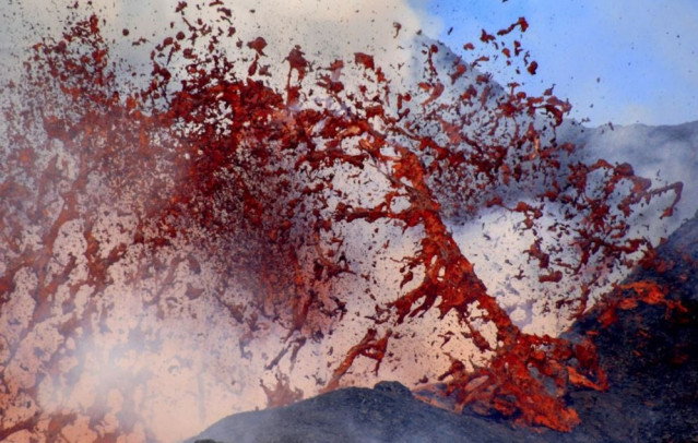 La lava explosiva brota de la última erupción del volcán Fogo ubicado en las islas de Cabo Verde en noviembre de 2014.