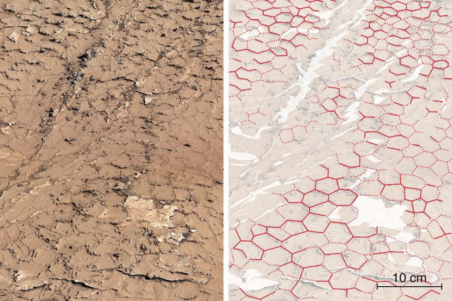 Un primer plano del panorama tomado por la Mastcam de Curiosity en 'Pontours' revela patrones hexagonales, delineados en rojo en la misma imagen, a la derecha, que sugieren que estas grietas de lodo se formaron después de muchos ciclos húmedos y secos.