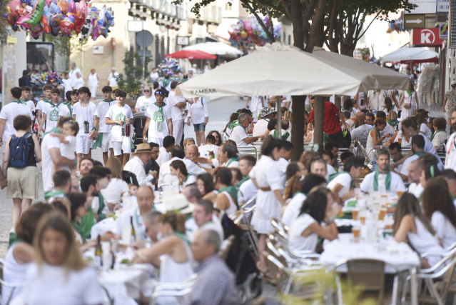 Decenas de personas en la terraza de un bar el día del lanzamiento del cohete anunciador de las Fiestas de San Lorenzo 2023, a 9 de agosto de 2023, en Huesca, Aragón (España).