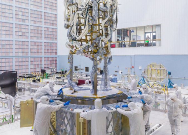 El arnés de vuelo del Telescopio Espacial Romano Nancy Grace se transfiere de la estructura de la maqueta a la estructura de vuelo de la nave espacial.