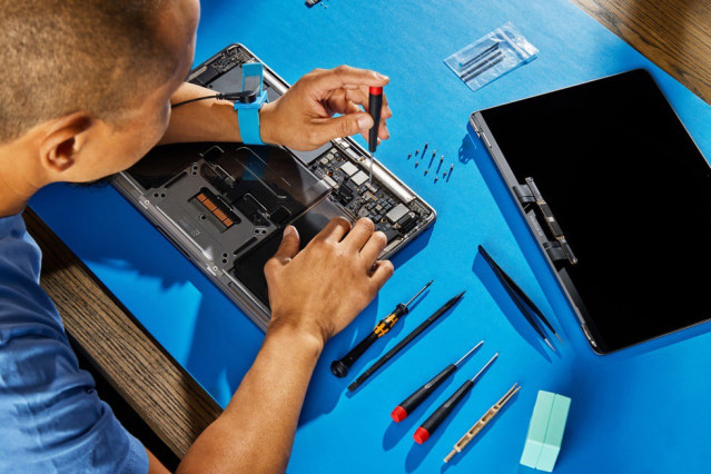 Archivo - Imagen de un cliente de Apple haciendo uso de su programa de autorreparaciones para Mac.