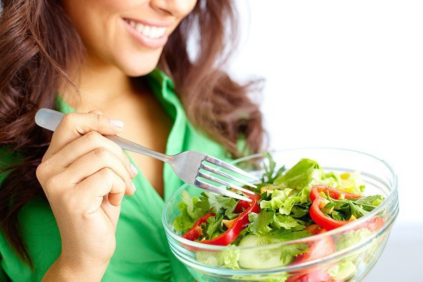 Archivo - Mujer tomando una ensalada