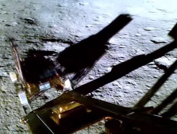 Rover lunar indio Pragyan en la superficie lunar