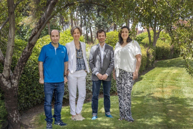 De izquierda a derecha: Alberto Sánchez-Aguilera y Liset Menéndez de la Prida, del Laboratorio de Circuitos Neuronales, Instituto Cajal, CSIC; y Manuel Valiente y Mariam Al-Masmudi Martín, del Grupo de Metástasis Cerebral, CNIO.