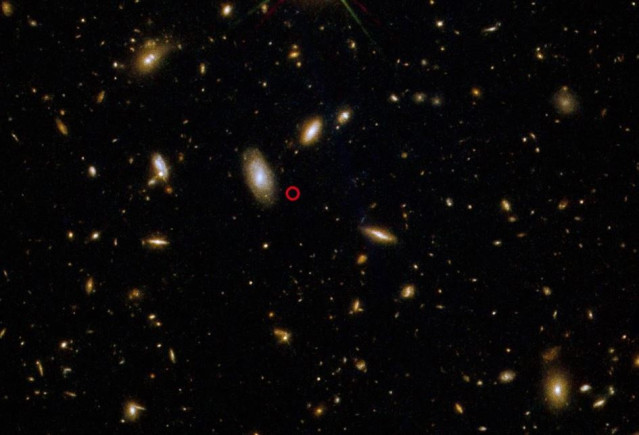 Explosión de rayos gamma 211211A, cuya ubicación está rodeada de un círculo rojo.