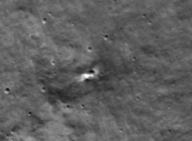 Imagen de LROC ampliada cuatro veces centrada en el probable cráter Luna 25. El ancho de la imagen es de 275 metros.