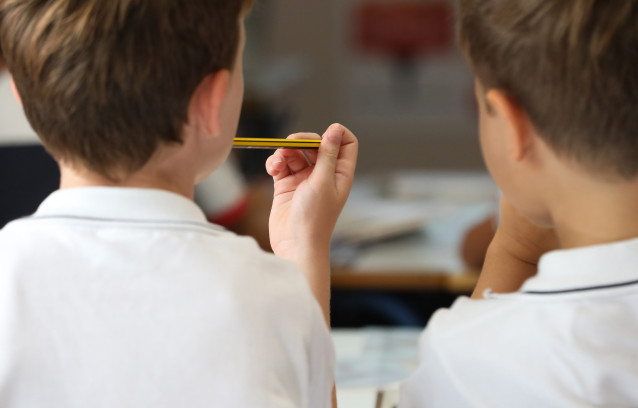 Archivo - Un niño sostiene un lápiz el día del inicio del curso en el colegio de la Alameda de Osuna, a 5 de septiembre de 2022, en Madrid (España). El curso escolar 2022/2023 comienza este año marcado por la implantación de la LOMLOE en los cursos impare