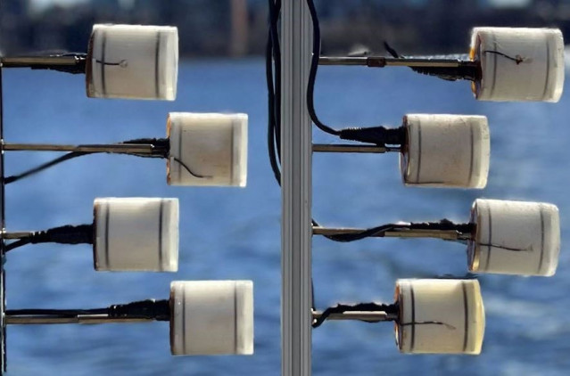 El dispositivo es una serie de transductores piezoeléctricos que permiten la comunicación submarina sin baterías.