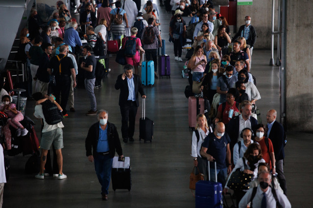 Archivo - Varias personas esperan la cola de los taxis en la Terminal 4 (T4) del aeropuerto Adolfo Suárez Madrid-Barajas.