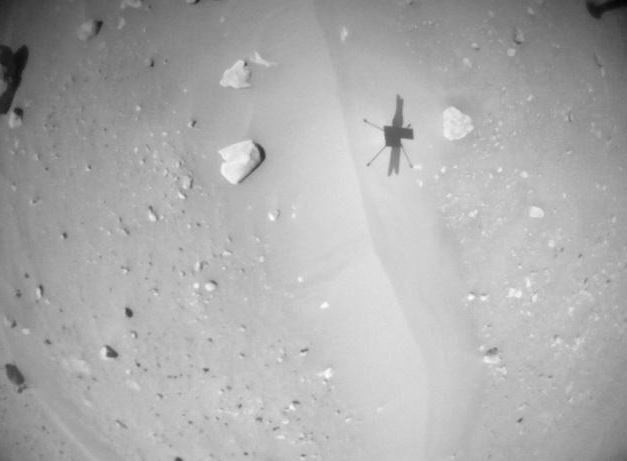 Imagen de la sombre de Ingenuity en el suelo de Marte durante el vuelo 57