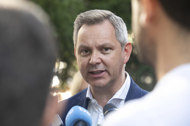 El ministro de Sanidad en funciones, José Miñones, atiende a los medios durante su visita al hospital de día y la comunidad terapéutica en la finca de la Casa Maribona, a 8 de septiembre de 2023, en Avilés, Asturias (España). Durante su visita, Miñones, h