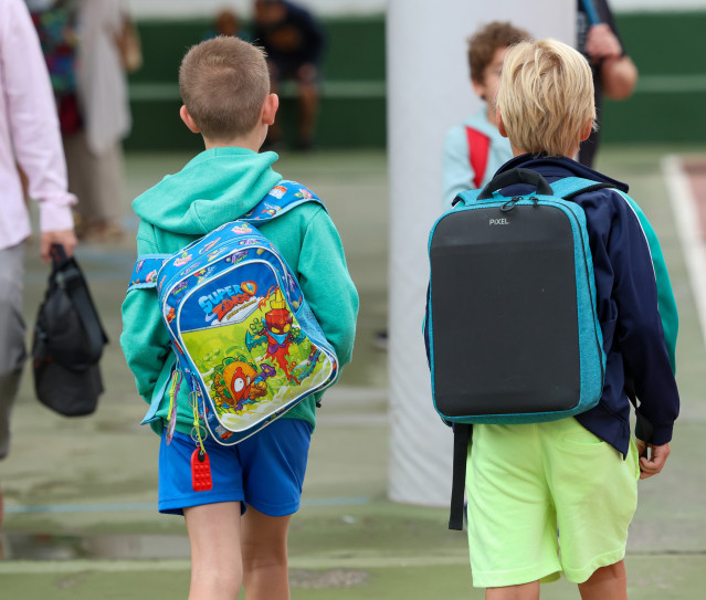 Dos niños con mochilas llegan al colegio Arturo Soria, el primer día de curso escolar, a 6 de septiembre de 2023, en Madrid (España). La Comunidad de Madrid comienza hoy el curso escolar 2023/2024 con 2.000 profesores más que el curso pasado, hasta llegar