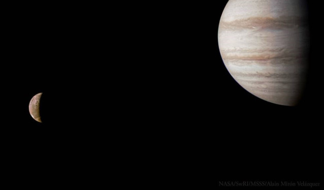 Júpiter y la luna Io captadas por la nave Juno
