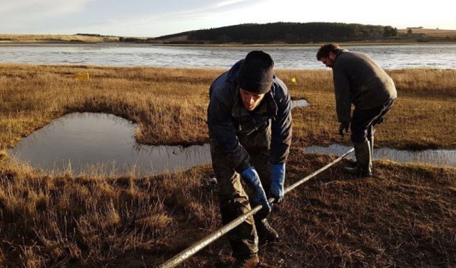 El núcleo de sedimento se extrae del estuario de Ythan.