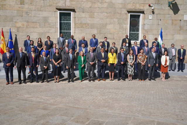 Foto de familia de los asistentes al acto de firma de suscripción de acciones de ampliación de capital del Banco de Desarrollo de América Latina y el Caribe (CAF).