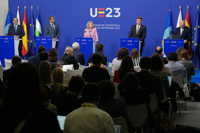 (I-D) El presidente del Banco de desarrollo de América Latina, Sergio Díaz, el ministro de finanzas de San Vicente y las Granadinas, Camillo Michael Gonsalves, Nadia Calviño, el vicepresidente ejecutivo y comisario europeo de Comercio, Valdis Dombrovskis.