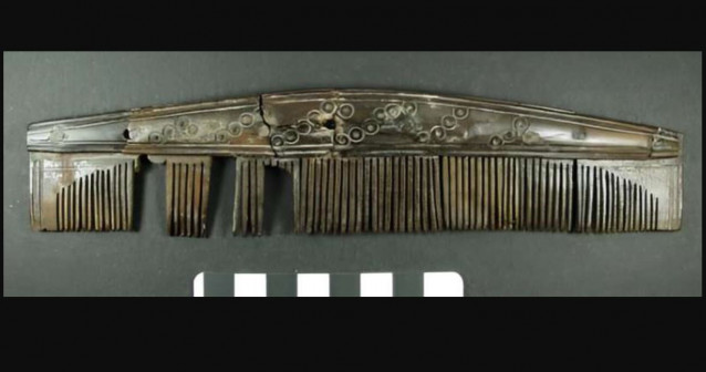 Un peine de la época vikinga temprana de Hedeby, hecho de asta de reno.