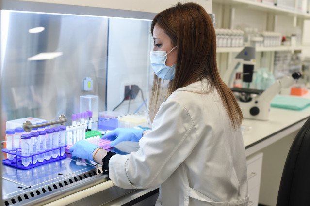Archivo - Una investigadora trabaja en el nuevo Centro de Oncología Experimental del Instituto de Investigación del Hospital Universitario 12 de Octubre, a 3 de febrero de 2023, en Madrid (España). Este centro de investigación experimental está adscrito a
